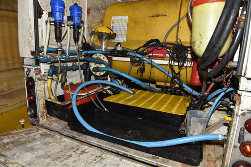  Vehicle filling station with bunded tray and clean fill area